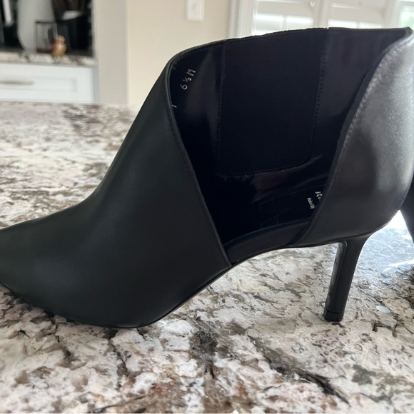 New! Womens Aquatalia Black Leather Pointy Ankle boot - Picture 2 of 7
